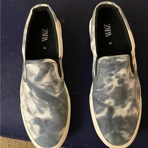 Zara slip-ons. For the beach, a backyard party or lunch at Patrick’s Roadhouse.